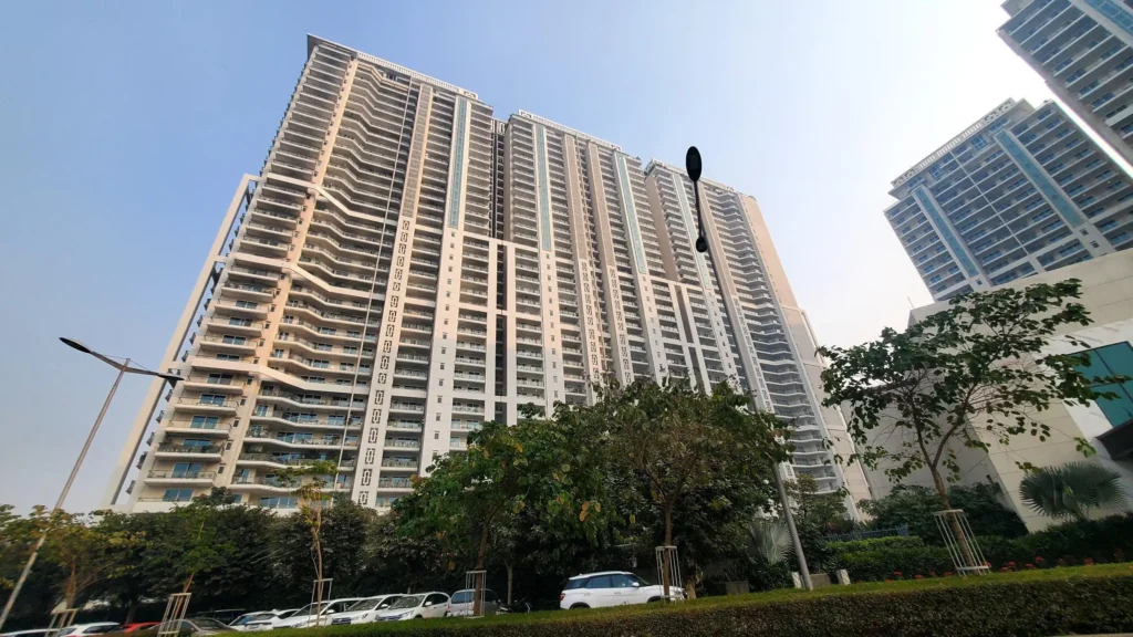 4 bhk flats in gurgaon golf course road​